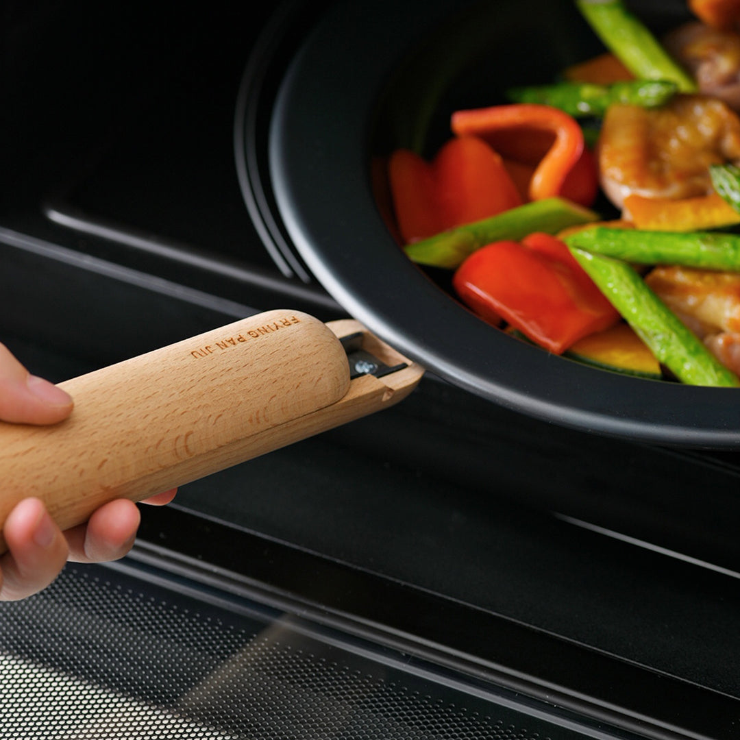 FRYING PAN JIU / WOODEN HANDLE