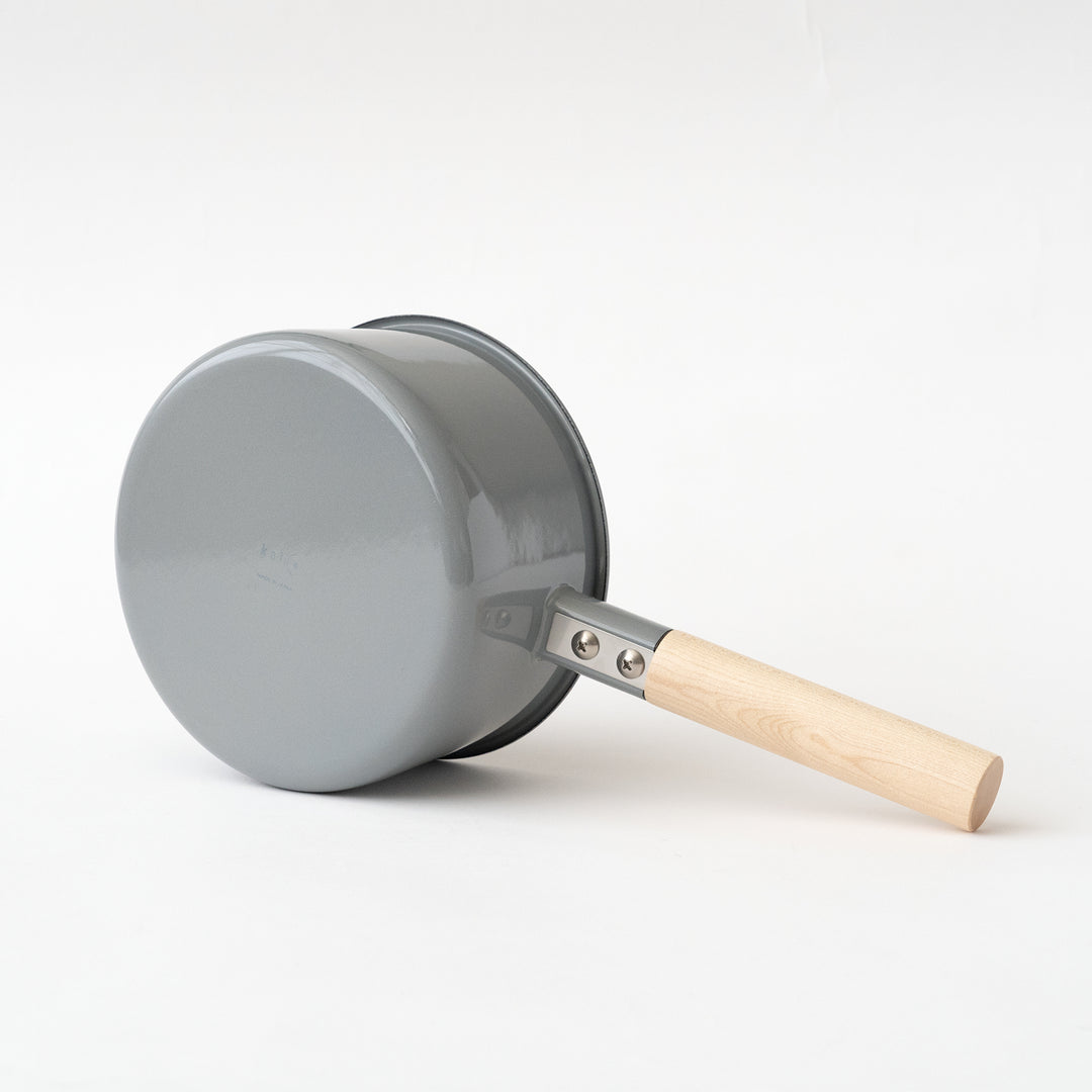 KAICO ENAMEL PAN WITH LID AND WOODEN HANDLE GRAY