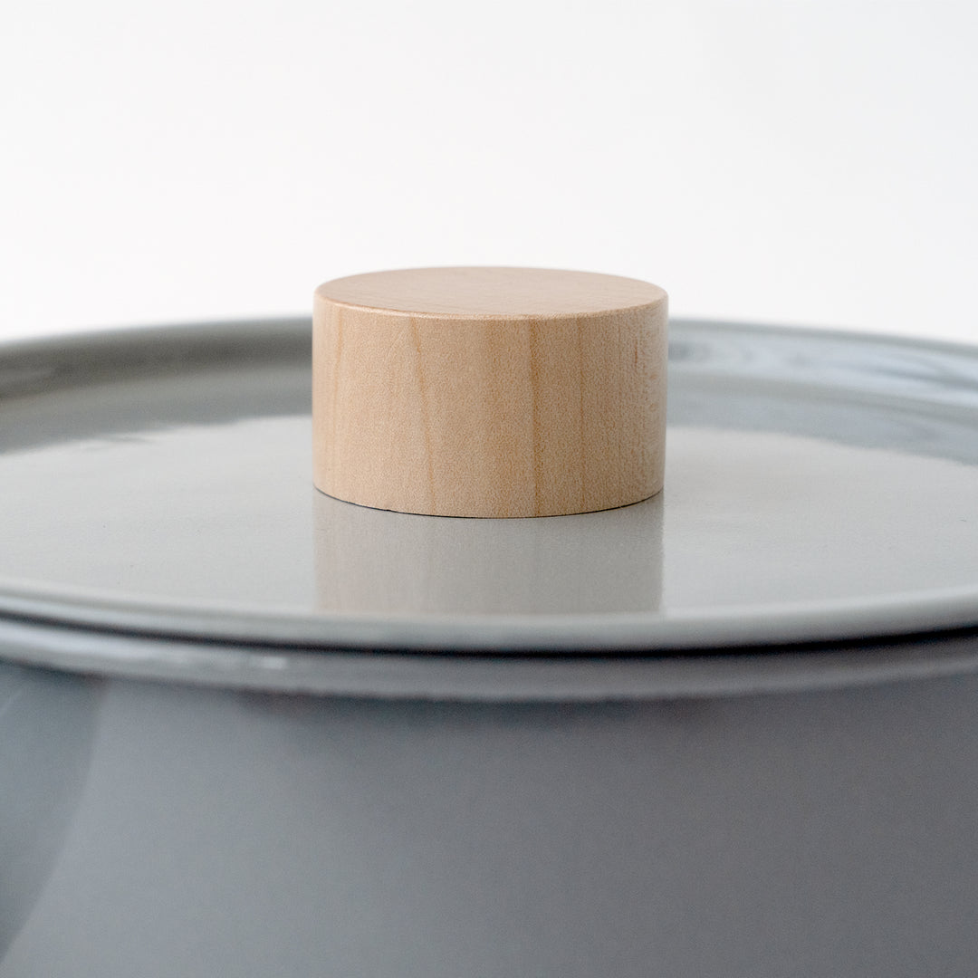 KAICO ENAMEL PAN WITH LID AND WOODEN HANDLE GRAY