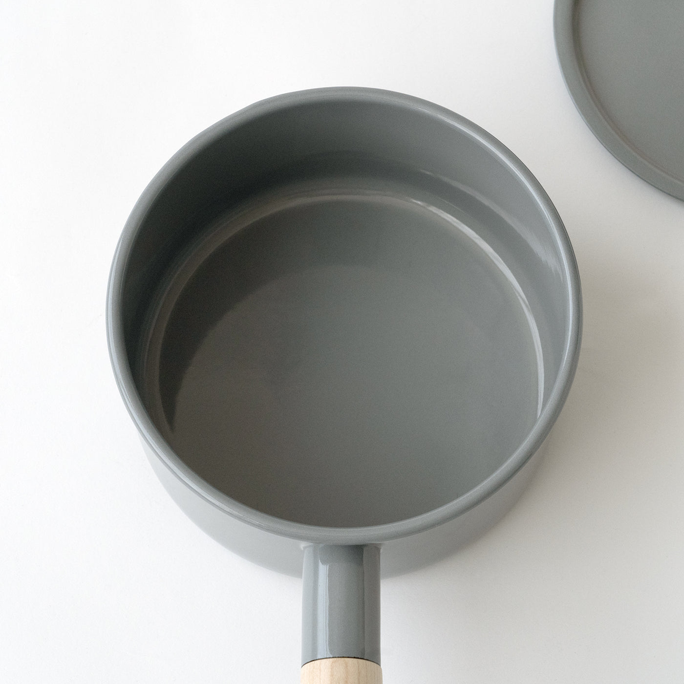 KAICO ENAMEL PAN WITH LID AND WOODEN HANDLE GRAY