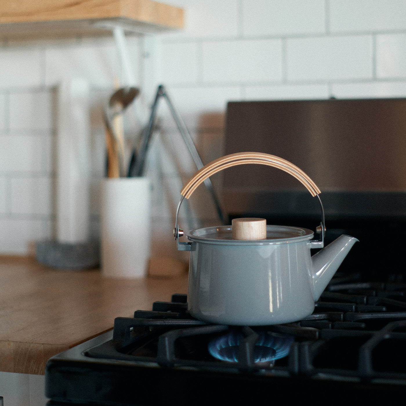 KAICO / ENAMEL KETTLE WITH WOODEN HANDLE / GRAY