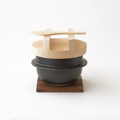 SUZUKI CO. / HAGAMA RICE COOKER WITH WOODEN SPATULA AND LID