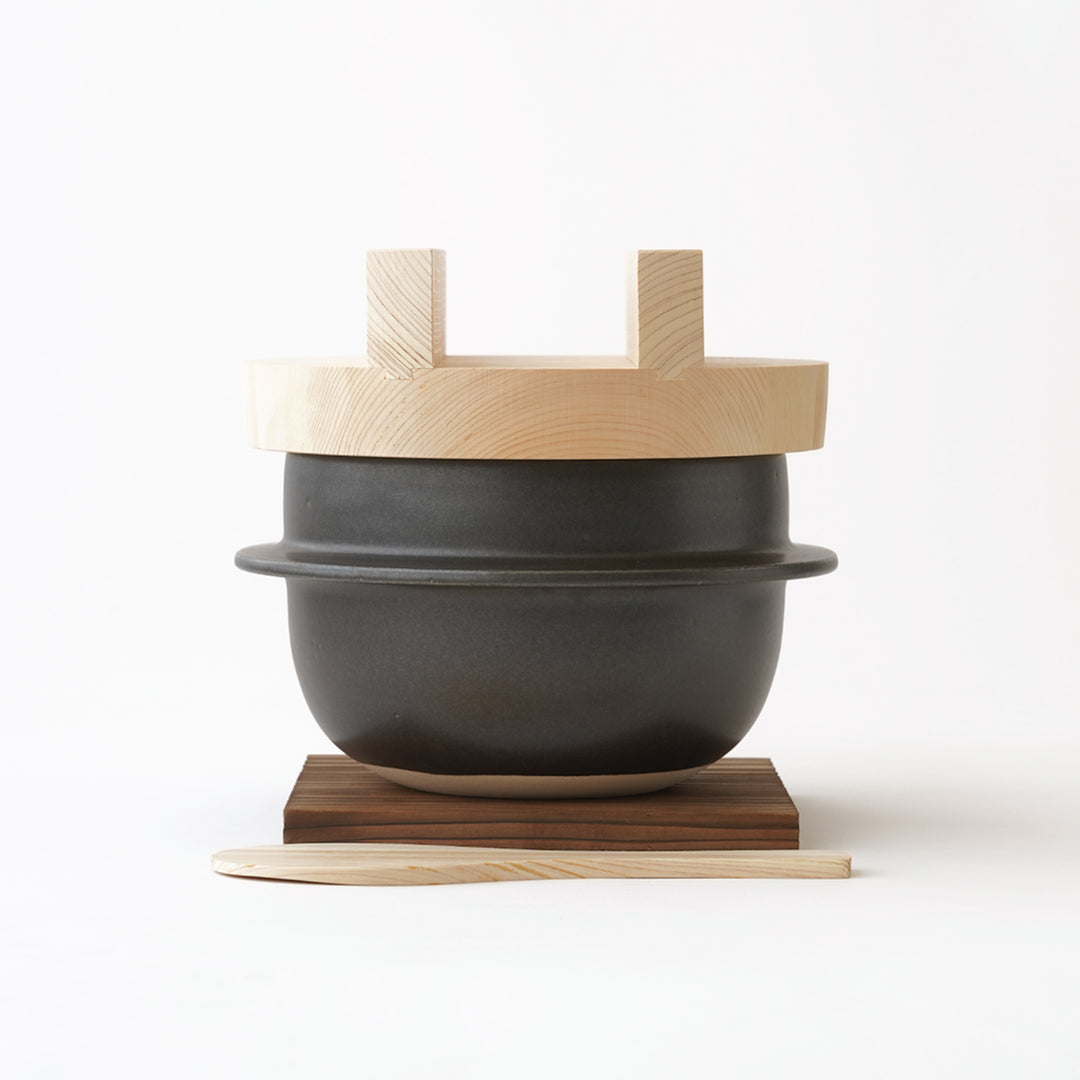 SUZUKI CO. / HAGAMA RICE COOKER WITH WOODEN SPATULA AND LID