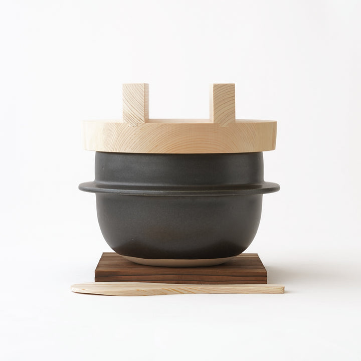 SUZUKI CO. / HAGAMA RICE COOKER WITH WOODEN SPATULA AND LID