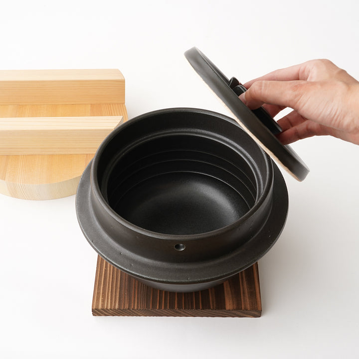 SUZUKI CO. / HAGAMA RICE COOKER WITH WOODEN SPATULA AND LID